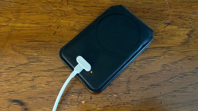 esr wallet stand charging