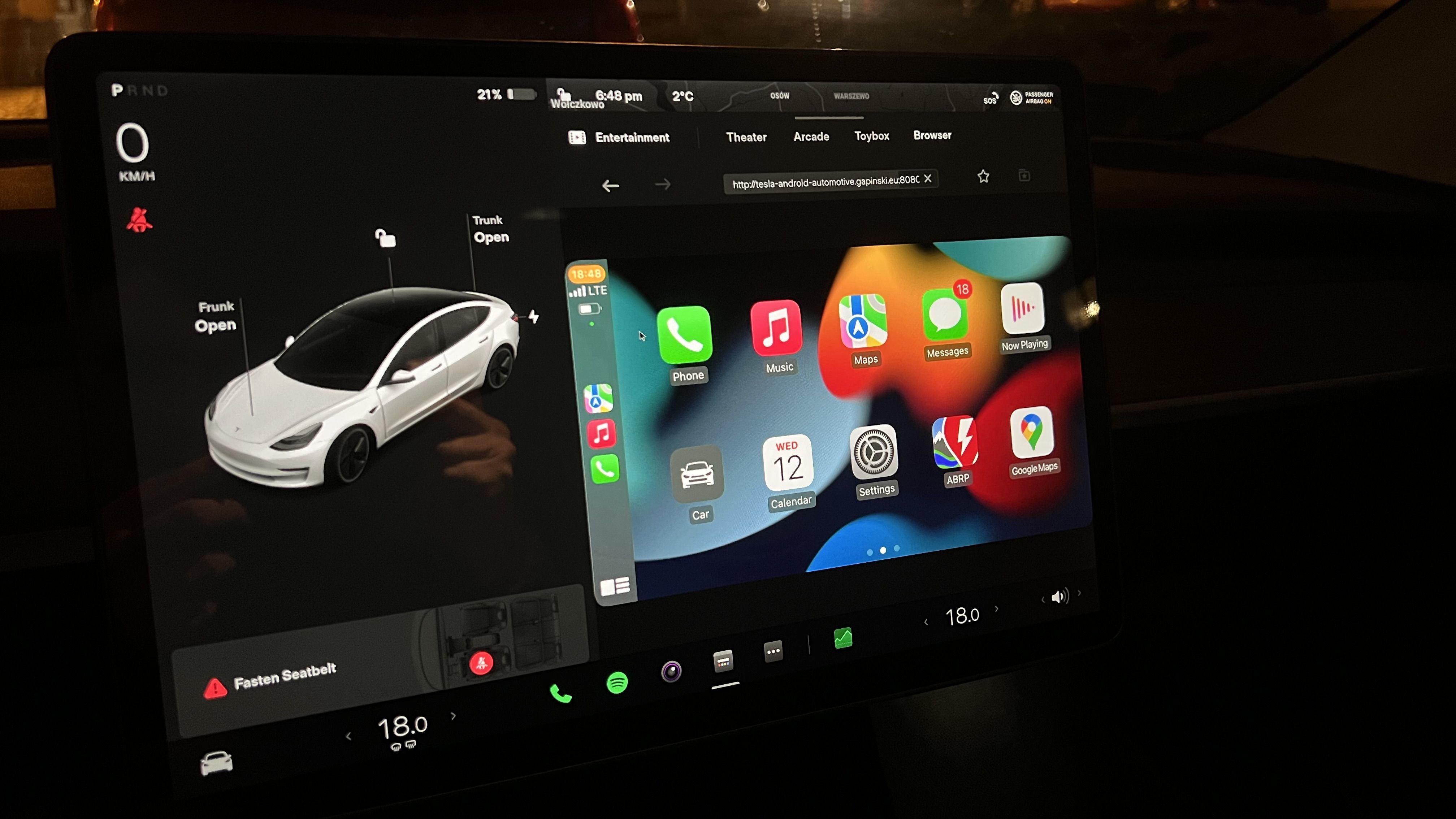 يعرض المطور فئة Apple CarPlay لـ Teslas