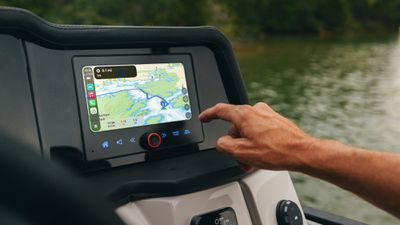 CarPlay появится на понтонных лодках