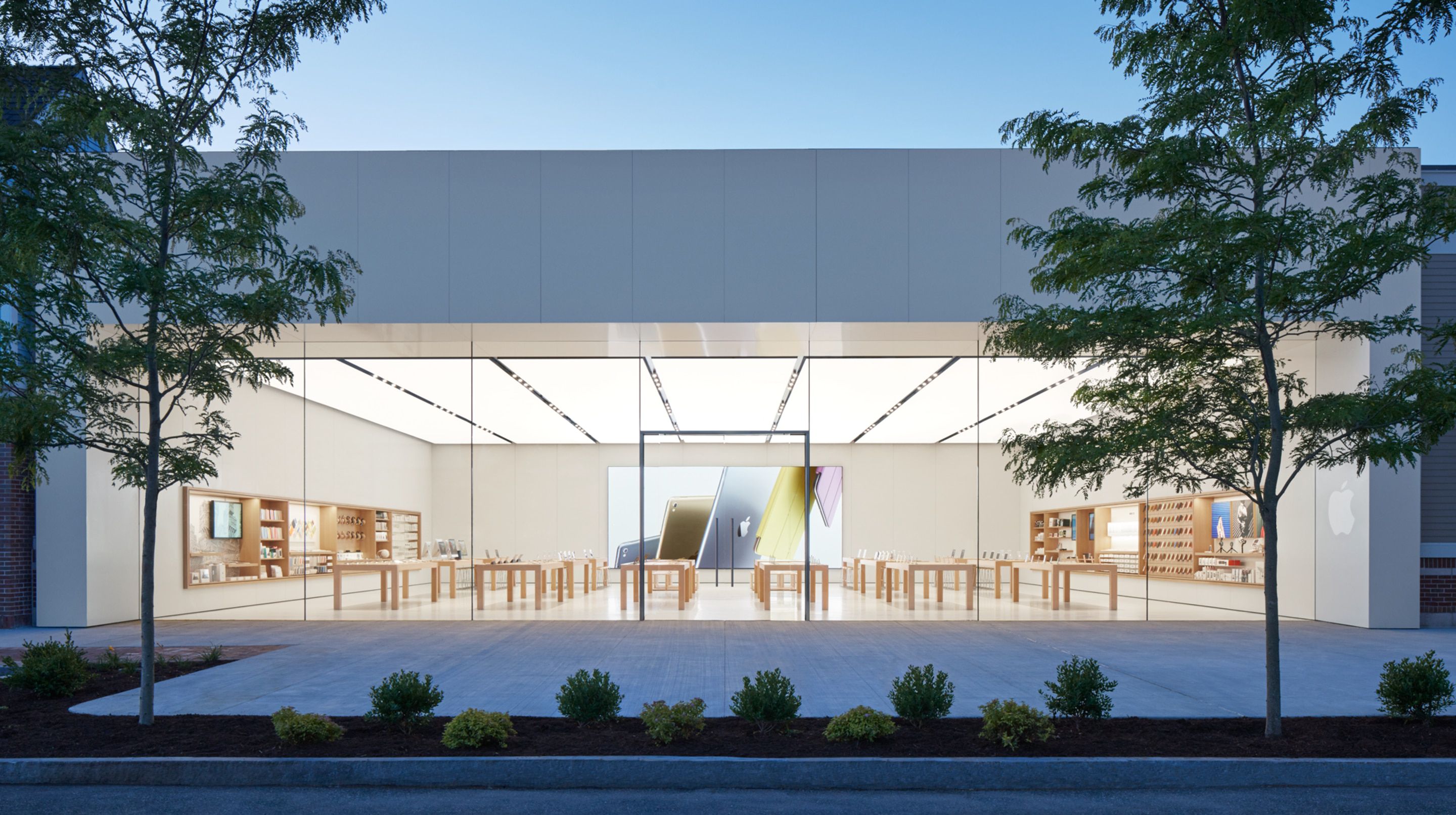 Apple Store in Greater Boston Area Struck by Vehicle, Multiple Injuries Reported - macrumors.com