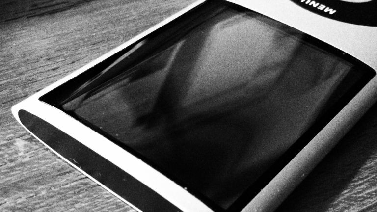 apple designer on why curved glass and extruded aluminum iphone designs were rejected image