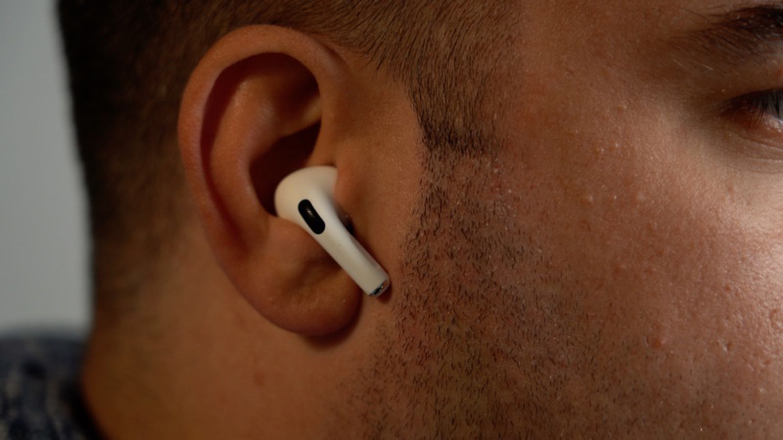 Apple Facing Lawsuit After AirPods Allegedly Ruptured Child's Eardrums With Ambe..