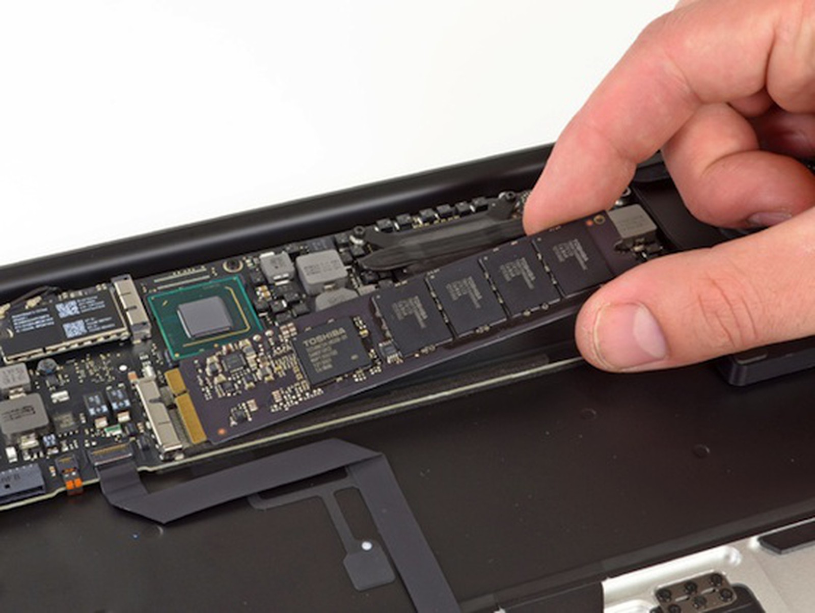 Teardown of Mid-2012 MacBook Air Reveals Tweaked SSD Connector - MacRumors