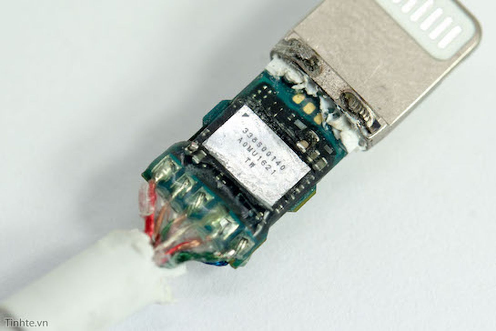 Teardown Confirms Digital-to-Analog Converter in Lightning EarPods