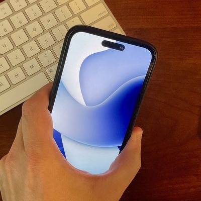 iphone 14 pro pill shape display in hand
