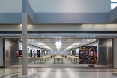 apple oakridge vancouver