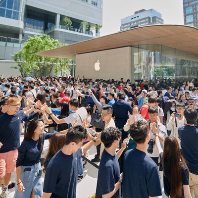 Apple Xinyi A13 Outside Thousands Customers 061519