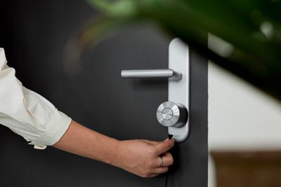 Magnetic charging on door Web