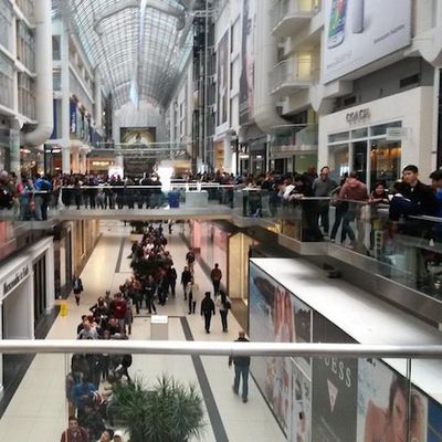 eaton centre iphone 6 line