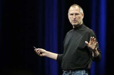 Steve Jobs 2007 - ایسی میاک، طراح لباس یقه‌بند استیو جابز و یونیفرم شرکت اپل استفاده نشده، در سن 84 سالگی درگذشت.