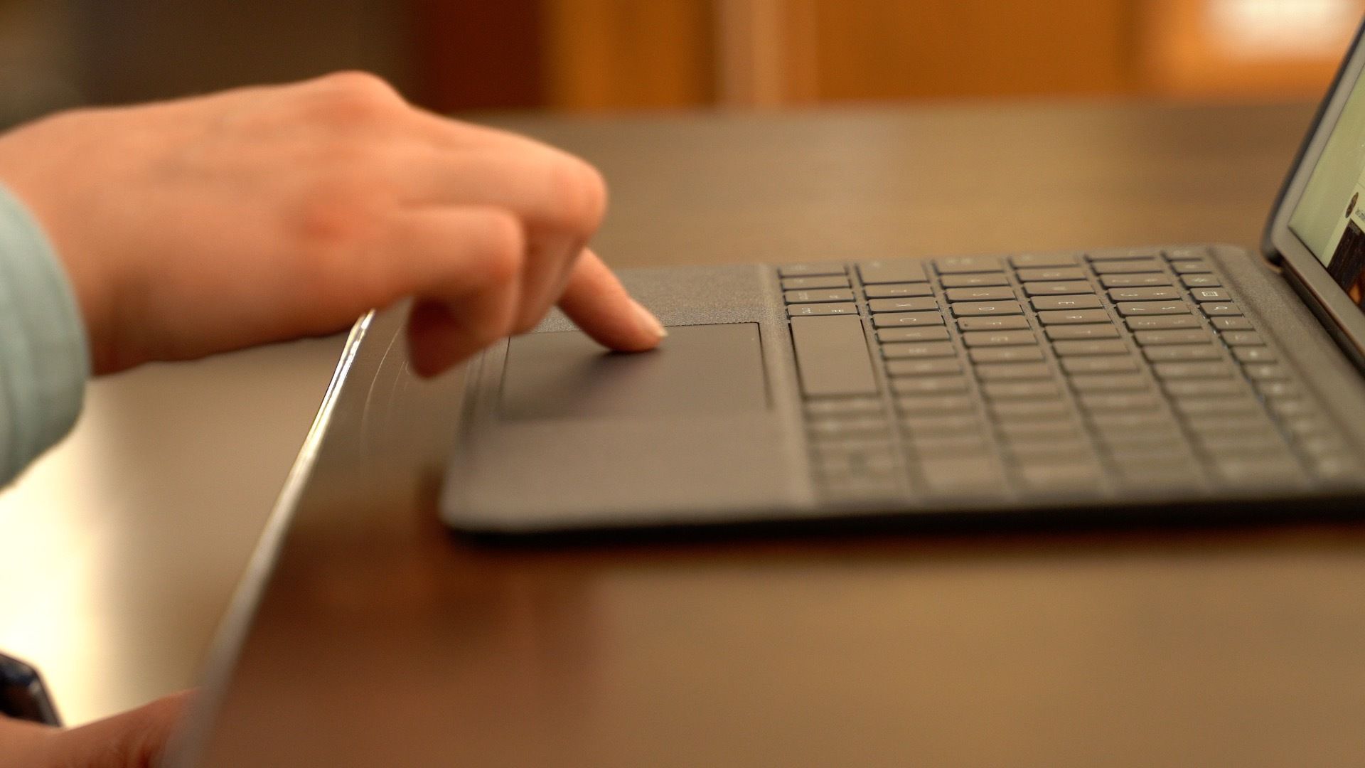 Hands-On With Logitech's New Keyboard Case With Trackpad for iPad Air ...