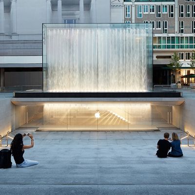 Apple Piazza Liberty piazza center steps 07242018