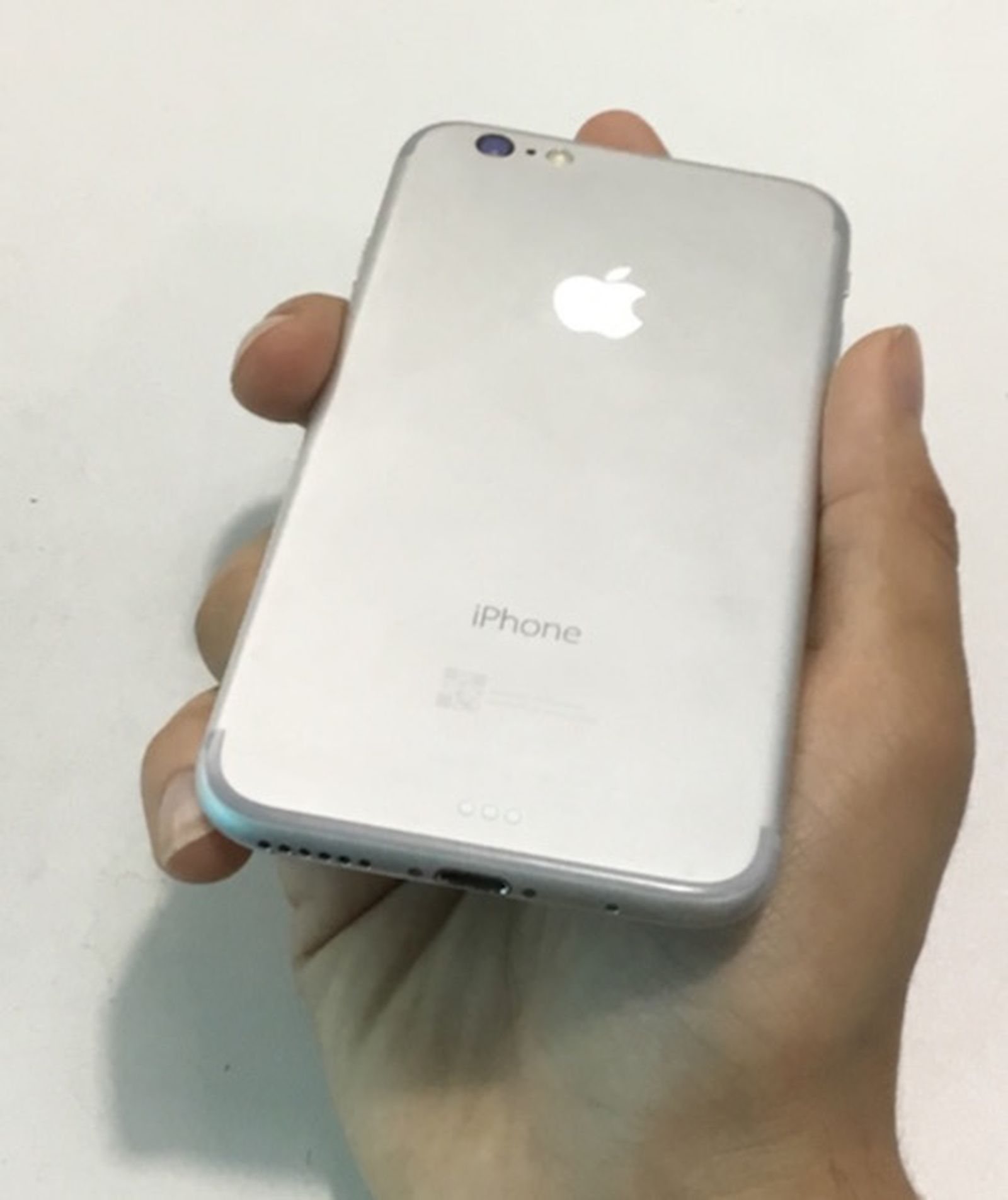 Possible iPhone 7 Dummy Unit Showcases Removed Antenna Bands, Smart