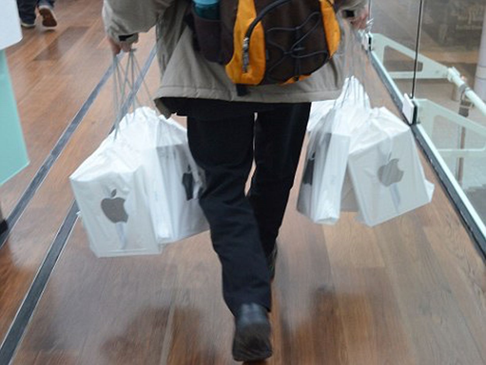 Apple Stores to use paper, not plastic, bags in environmental push