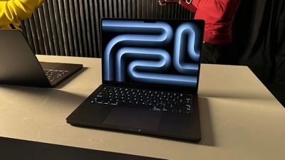 MacBook Pro en color negro espacial con sello antihuellas revelado en primeros videos prácticos