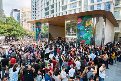 Apple Antara store opening exterior crowd 092719