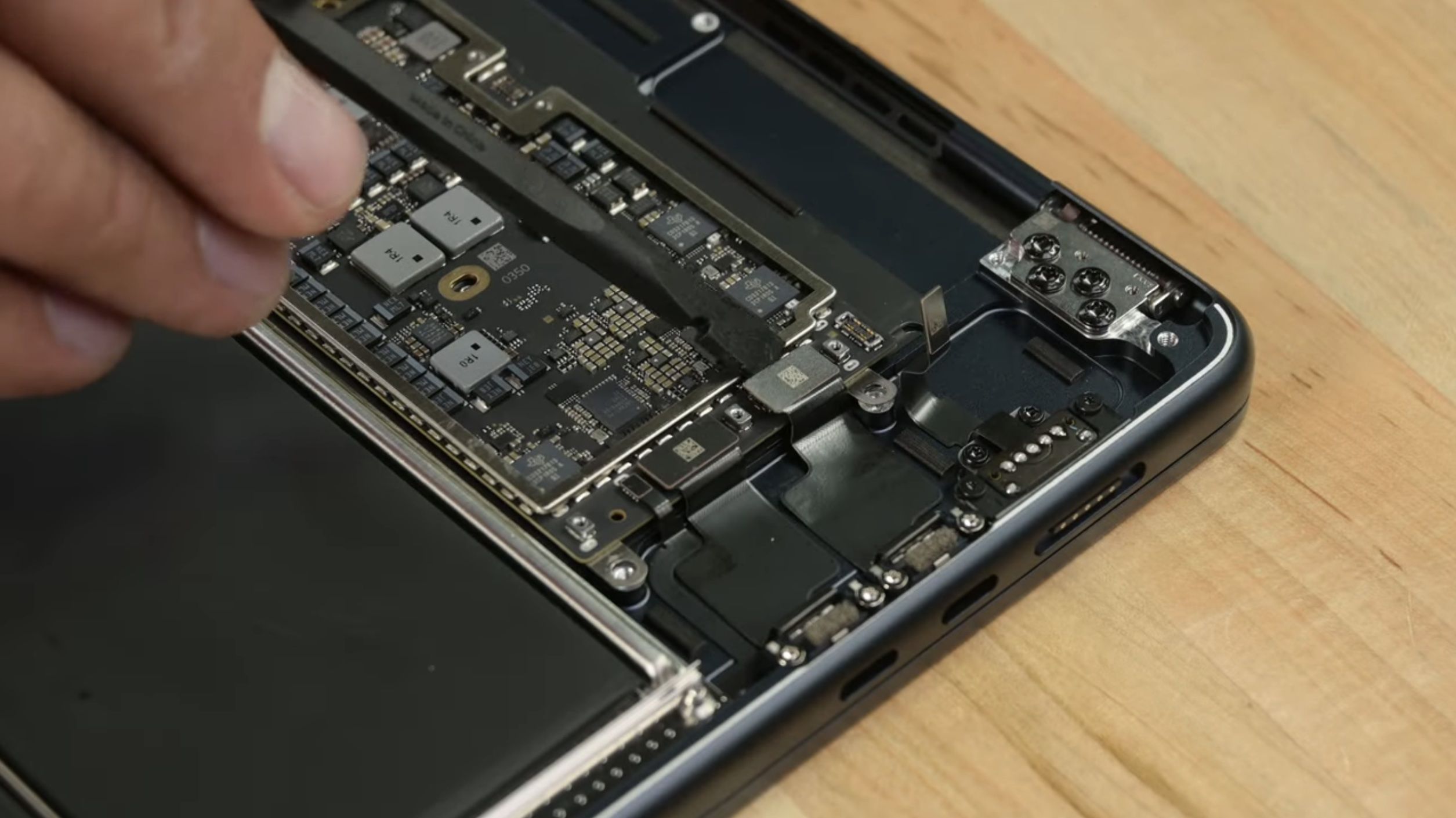 El desmontaje del MacBook Air de 15 pulgadas revela un diseño familiar y un sistema de sonido mejorado de seis bocinas