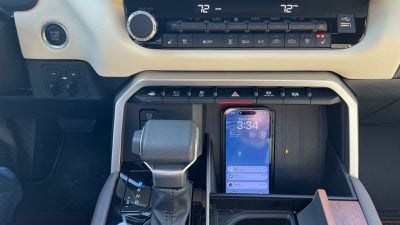 2022 tundra charger phone - توندرا 2022 سیستم اطلاعات سرگرمی جدید تویوتا را با CarPlay بی‌سیم و Apple Music روی یک صفحه نمایش غول پیکر قرار می‌دهد