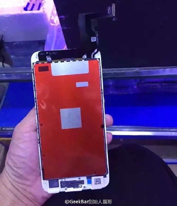 iPhone 7 Display Photos Show Reversed Orientation, Usual Home Button