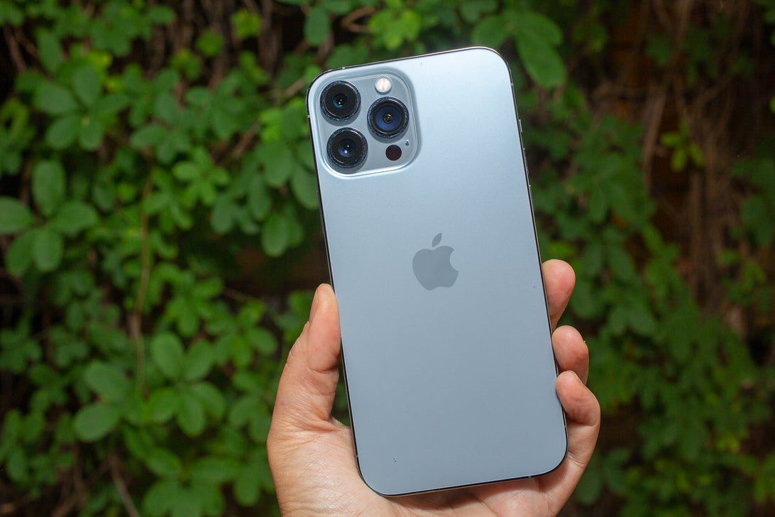 First Sierra Blue iPhone 13 Pro Photos Show Stunning New Color - MacRumors
