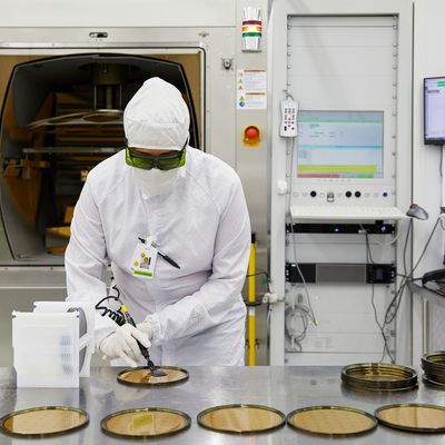 apple adv manufacturing fund ii vi hero 05052021 big