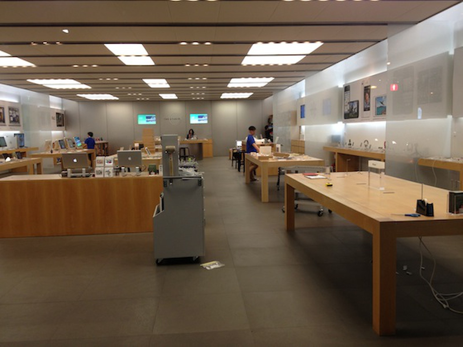 Apple Retail Stores Begin Prepping for iPad Launch as First ThirdParty