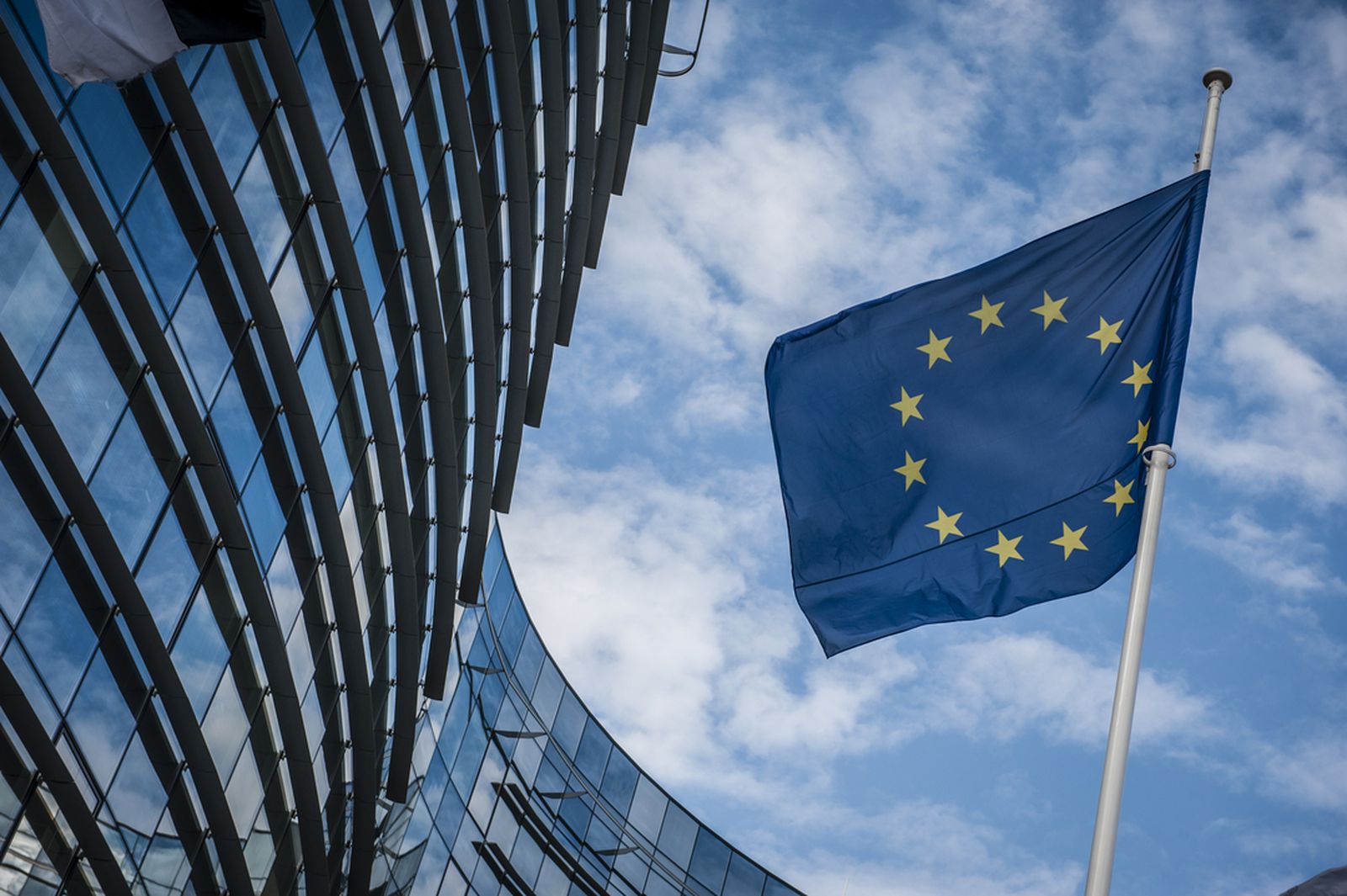 EU Provisionally Agrees on Law That Would Force Apple to Allow Alternative App S..