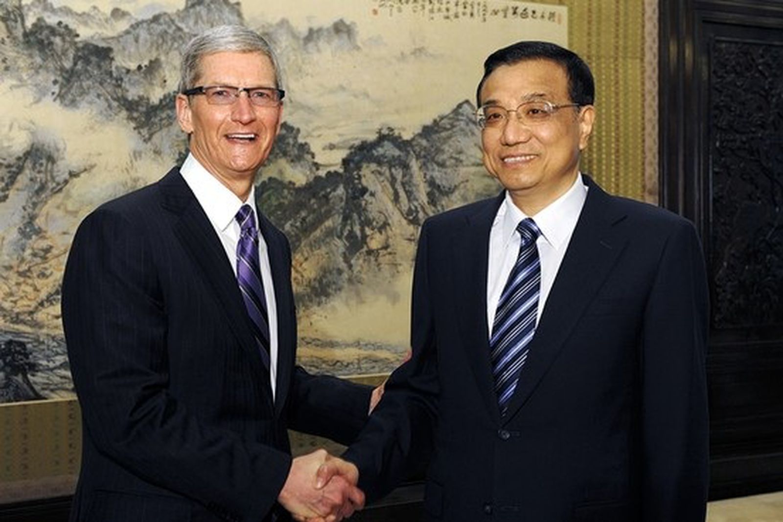 Apple CEO Tim Cook Meets with Beijing Mayor, Chinese Vice Premier