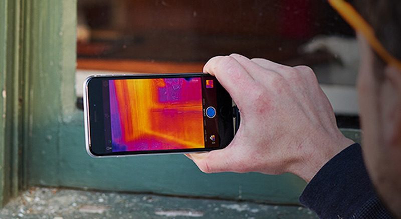 Тепловизор ios. Тепловизор FLIR one. ONEPLUS 8 Pro инфракрасная камера. Тепловизор приставка к смартфону. Приложение тепловизор для iphone.