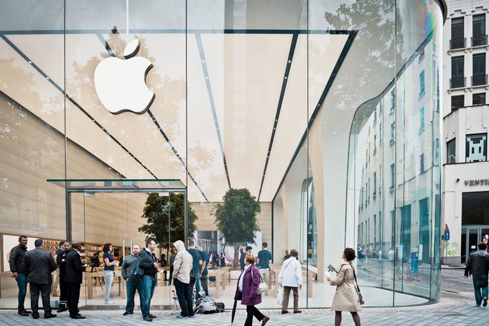 Apple Store Set to Open at Dubai Mall as Burlingame, Palm Beach, and LA