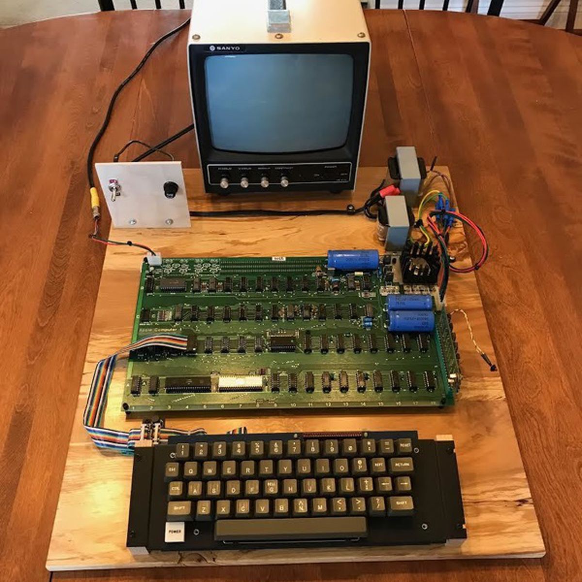 Charitybuzz Auctioning Off Vintage 'Schoolsky' Apple-1 Computer