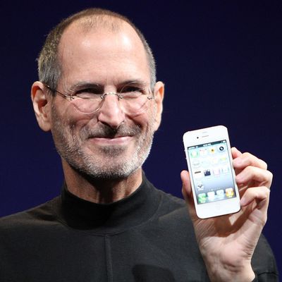 steve jobs holding iphone 4
