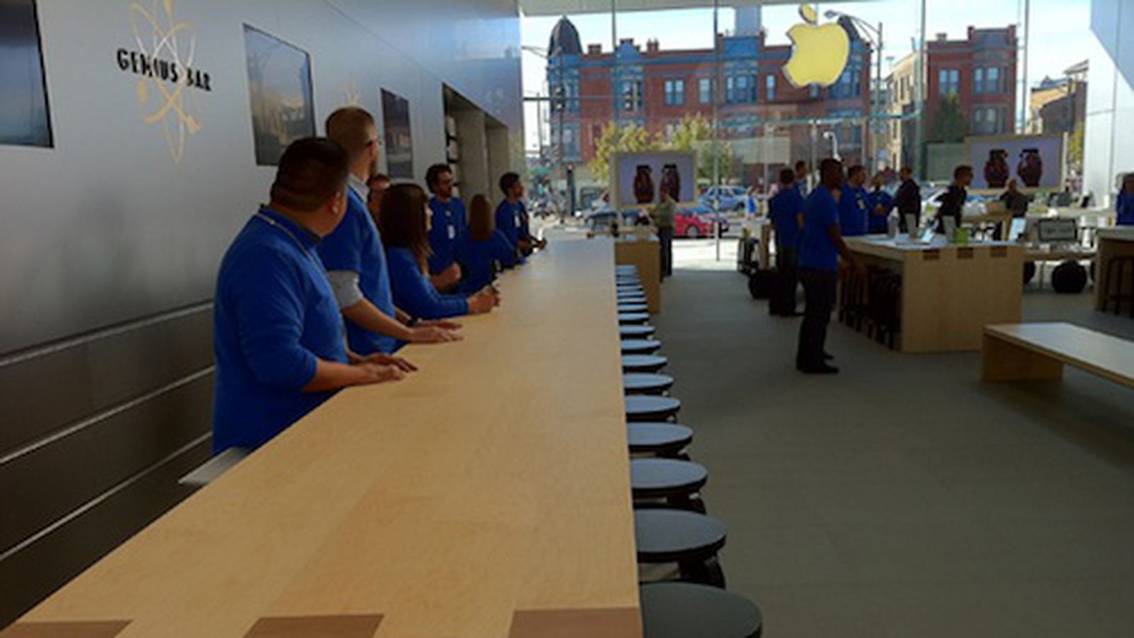 Apple Opens New Chicago Store 