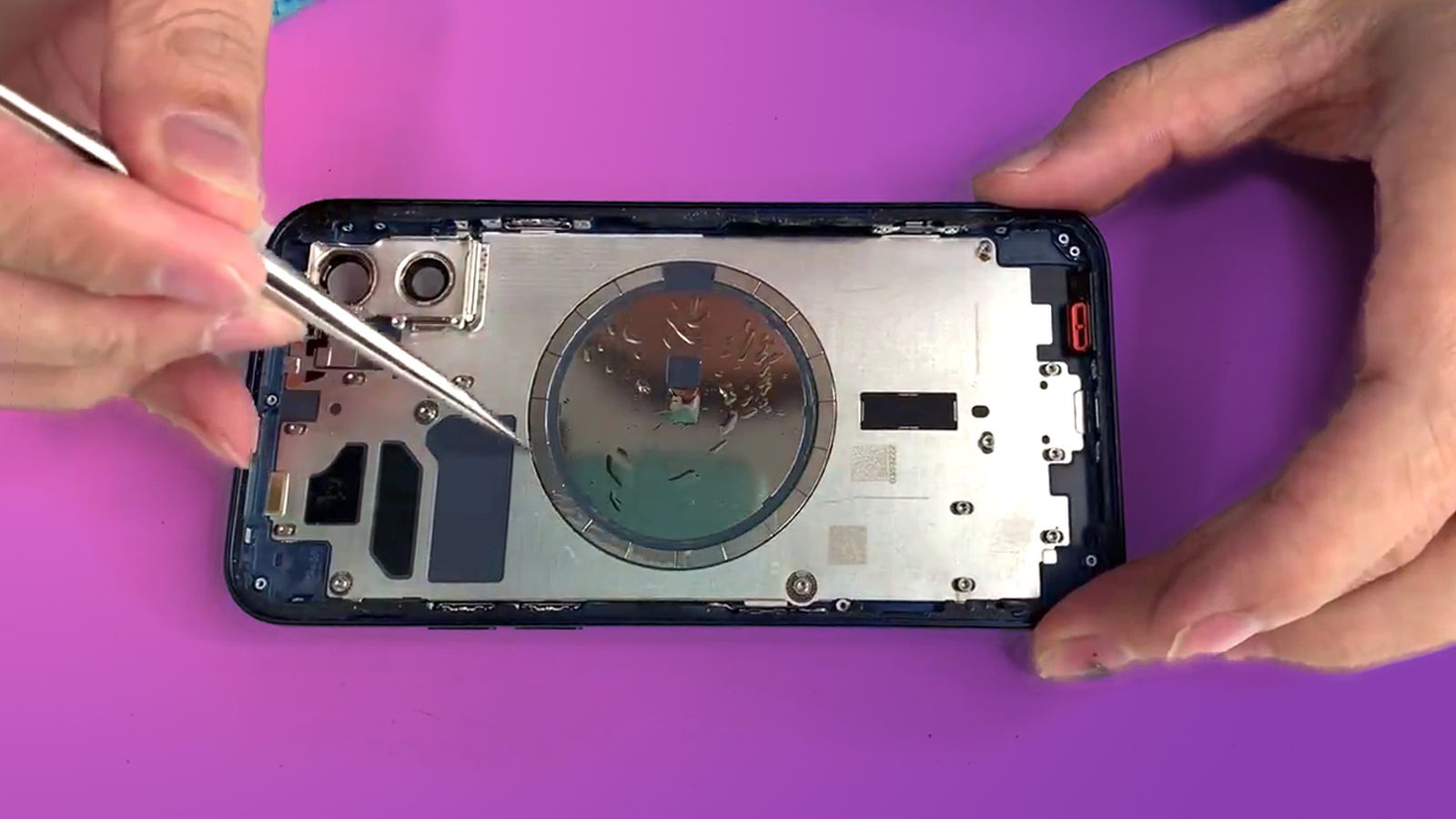 Le premier démontage de l’iPhone 12 comprend un moteur Taptic plus petit, un anneau magnétique et une carte mère en forme de L