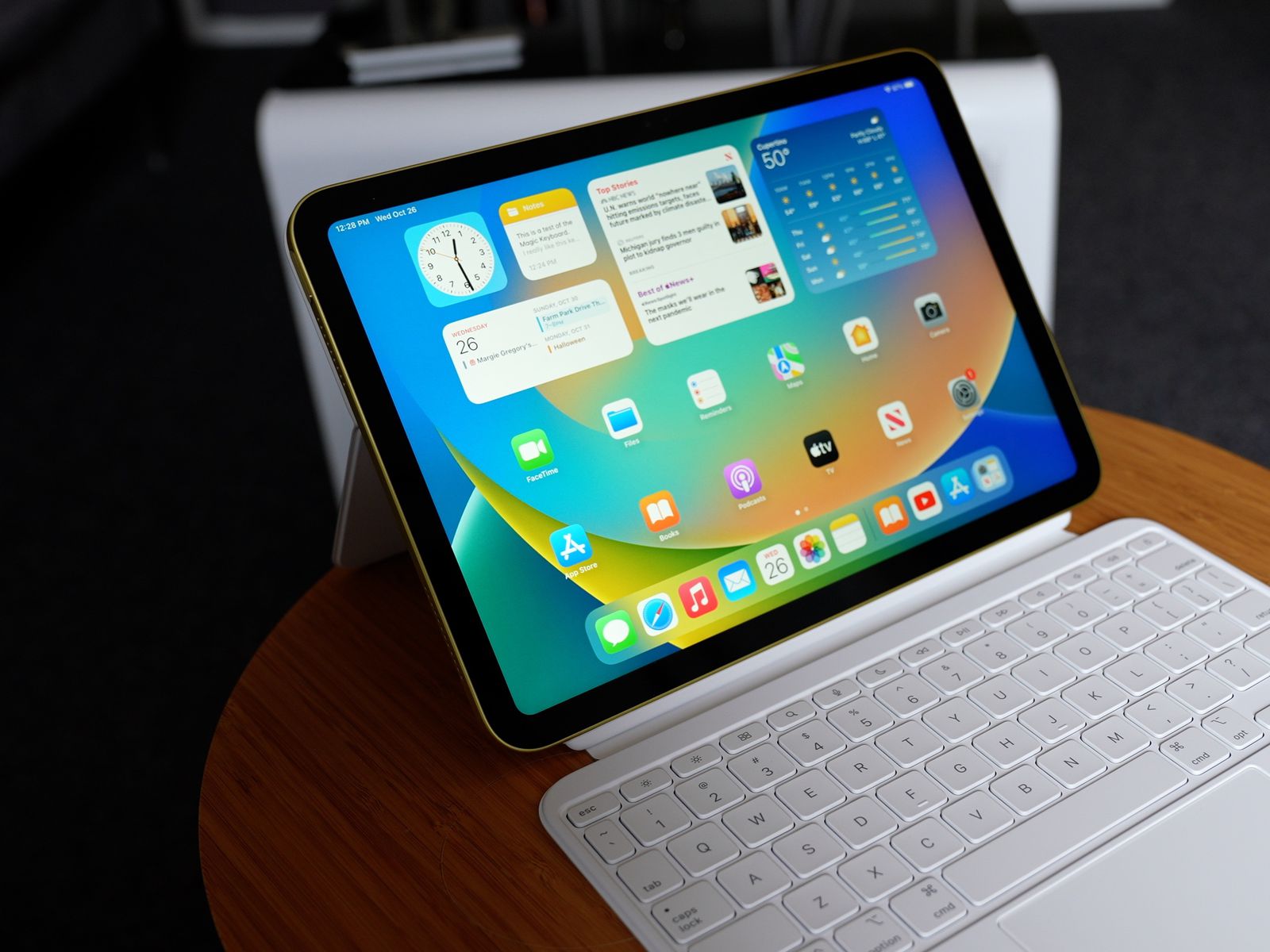 Hands-On With the Magic Keyboard Folio for the New iPad - MacRumors