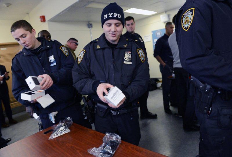 nypd iphone 7 and 7 plus officers image