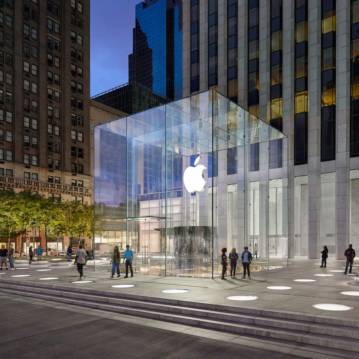 Giant iPhone Duo installations spotted at Apple Fifth Avenue ahead of Friday launch