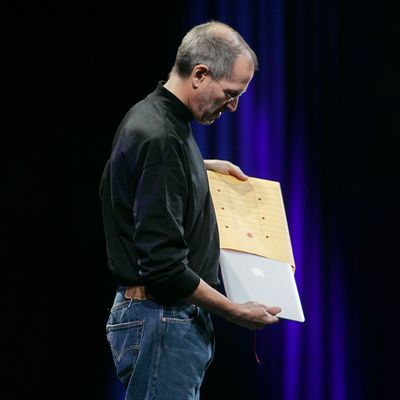 Steve Jobs Introducing MacBook Air 2