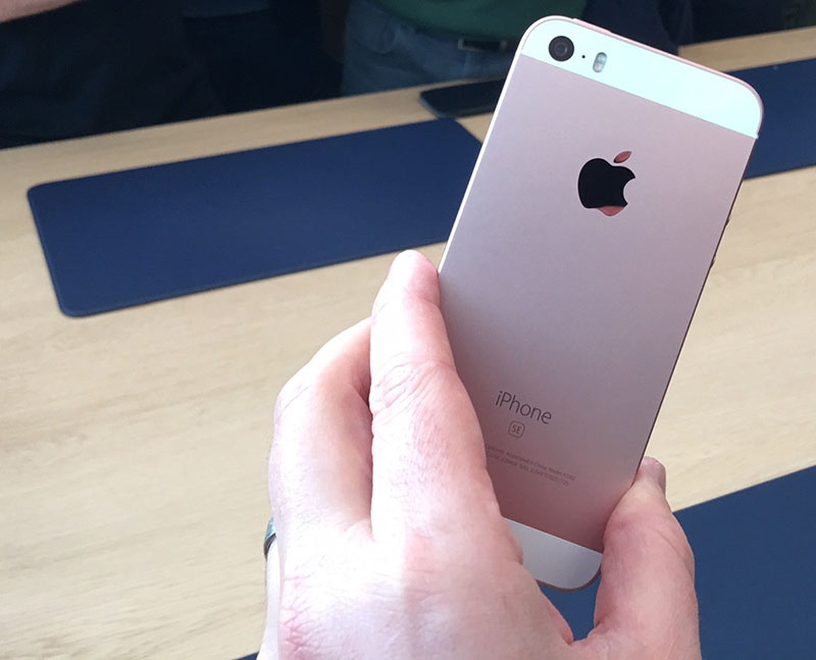 Hands-On With iPhone SE, 9.7