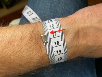 tape measure apple watch solo loop band sizing