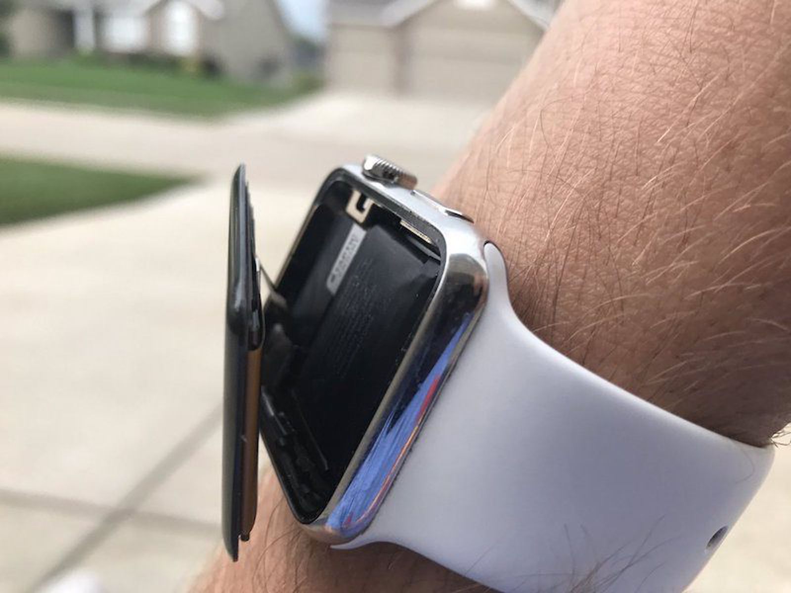 Apple watch после обновления. Часы эпл вотч экран. Вздутая батарея Эппл вотч. Apple watch 3 экран. Разбитые Эппл вотч.
